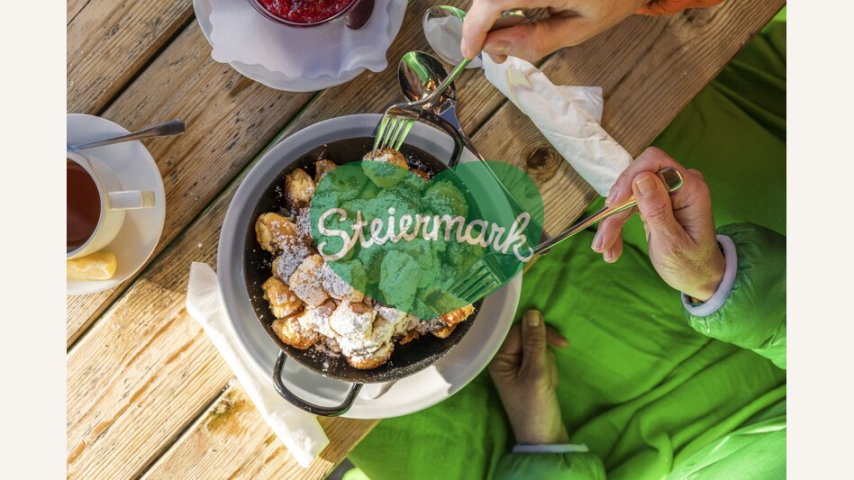 This tastes good: Kaiserschmarrn with cranberries and apple sauce | © Steiermark Tourismus | Punkt & Komma