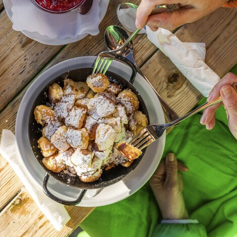 Das schmeckt: Kaiserschmarrn mit Preiselbeeren und Apfelmus | © STG | Punkt & Komma
