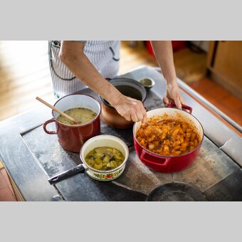 Warming dishes from the set cooker | © Steiermark Tourismus | Tom Lamm