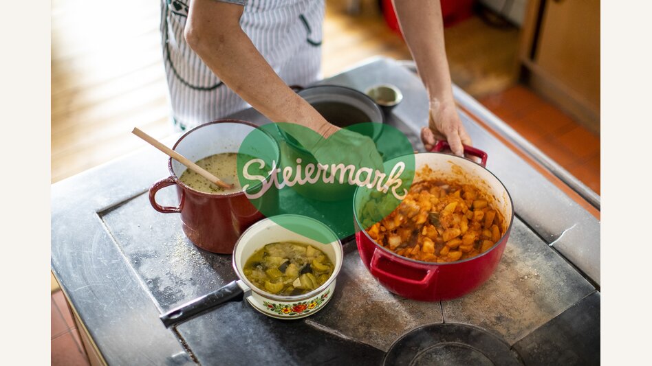 Warming dishes from the set cooker | © Steiermark Tourismus | Tom Lamm