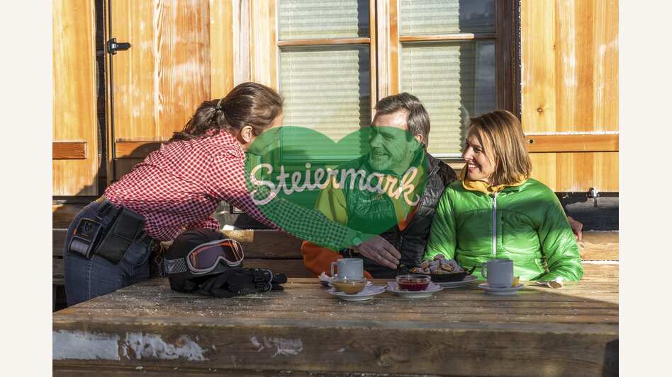 This tastes good: Kaiserschmarrn with cranberries and apple sauce | © Steiermark Tourismus | Punkt & Komma