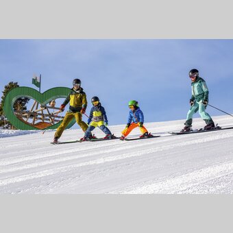 Family skking on the Rittisberg in Ramsau am Dachstein | © Steiermark Tourismus | photo-austria.at