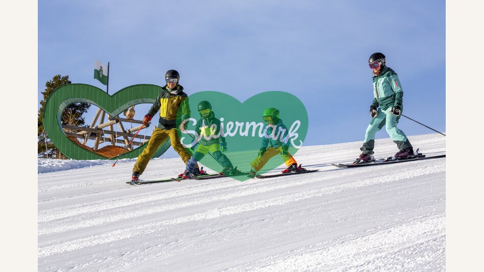 Family skking on the Rittisberg in Ramsau am Dachstein | © Steiermark Tourismus | photo-austria.at