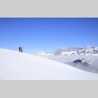 Snowshoeing from the Hochwurzen to Roßfeld with mountain guide Herbert Rettensteiner and a view to the Dachstein | © STG | photo-austria.at
