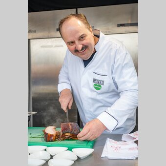 Johann Lafer mit seinem Steirischen Wurzelfleisch 2.0 | © STG | Rene Strasser