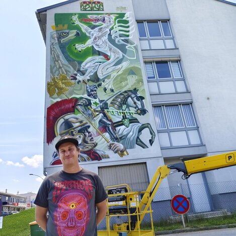 NYCHOS vor seinem Mural am hARTberg Walk © Nicole Friesenbichler