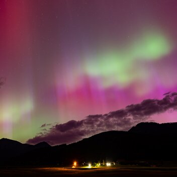 Aurora in Aflenz mit Blick zum Hochschwab | © TVB Hochsteiermark | Christroph Trois