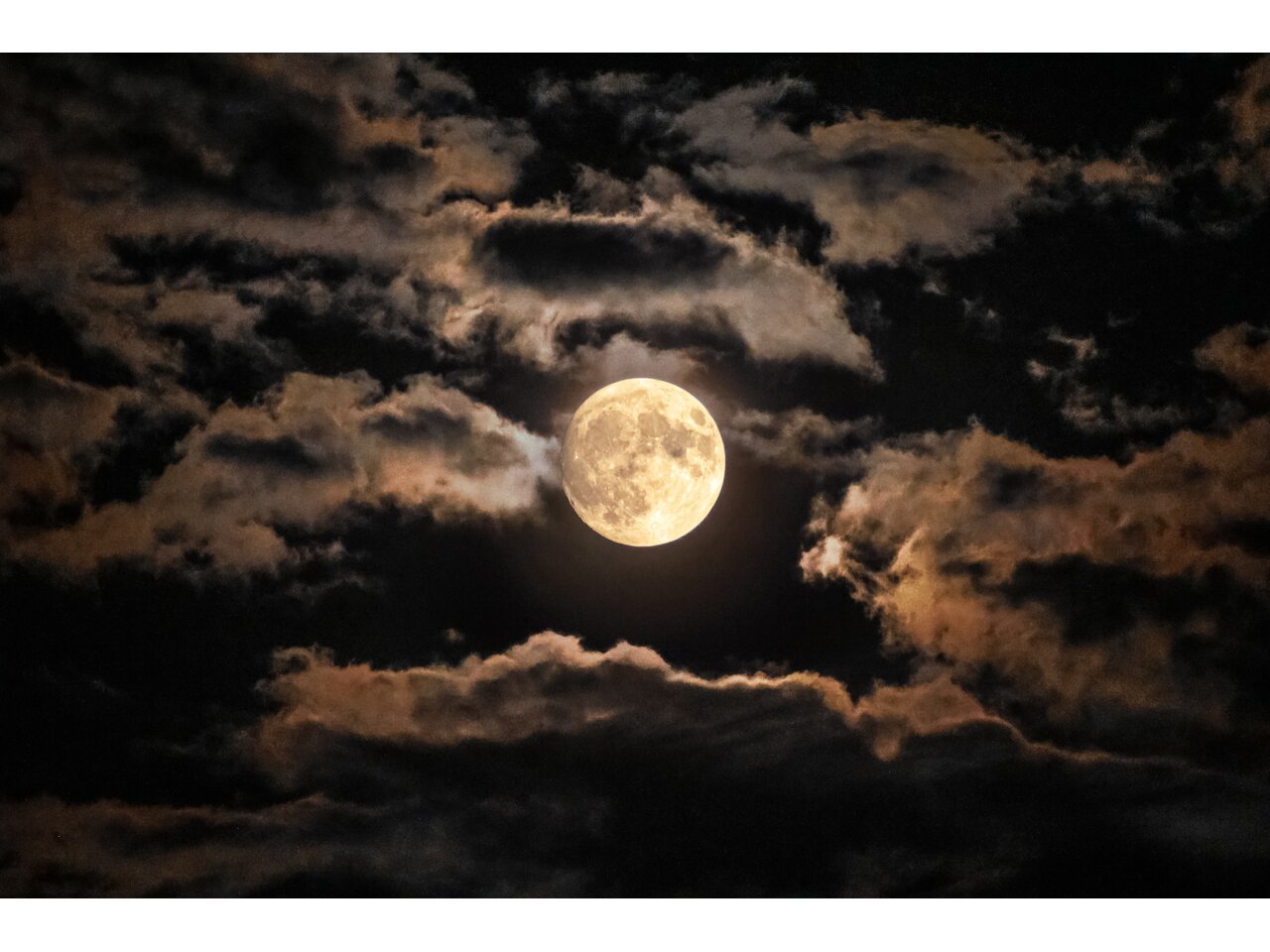 Mystischer Vollmond mit Wolken leicht verdeckt
