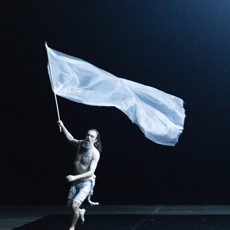 Manuel Pelmuș und Frédéric Gies, Tribute to Kurt Jooss’s „Green Table“ (2025), Tanzperformance | © steirischer herbst / Johanna Lamprecht