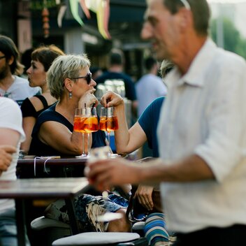 Gemütlicher Feierabend-Spritzer am Lendplatz. | © Rodarich
