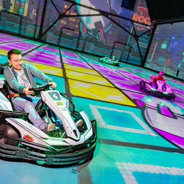 Fahrt mit Go Kart im Hintergrund und am Boden alles digital unterlegt