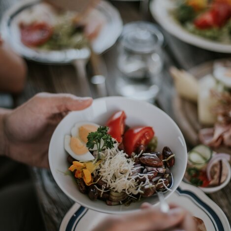 Ein steirischer Klassiker darf nicht fehlen: Käferbohnensalat. | © TVB Südsteiermark | Lukas Elsneg 