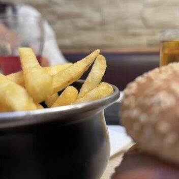 Burger und Pommes im Gasthaus Zeilinger | © Markus Tischhart | STG