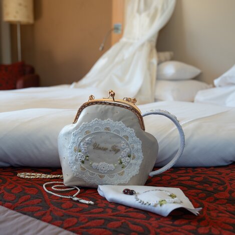 Detailaufnahme aus der Suite der Braut im Retter Bio-Natur-Resort mit Hochzeitsaccessoires und Brautkleid. | © STG | Miriam Defregger