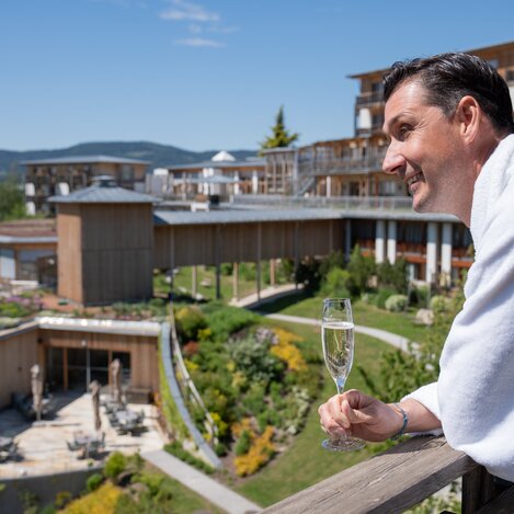 Der Bräutigam genießt den Ausblick auf den Garten des Retter Bio-Natur-Resorts von seiner Suite aus. | © STG | Miriam Defregger