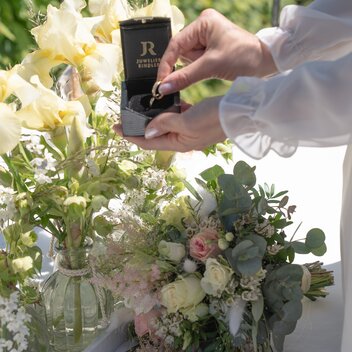 Die Hochzeitsringe vor dem Ja-Wort | © STG | Markus Tischhart