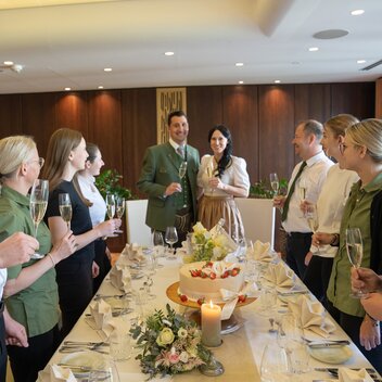 Gemeinsames Hochzeitsessen im Restaurant des Retter Bio-Natur-Resorts. | © STG | Miriam Defregger