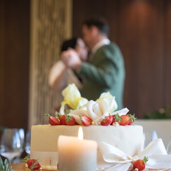 Romantischer Hochzeitstanz nach dem gemeinsamen Dinner. | © STG | Markus Tischhart