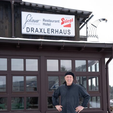 Franz Schauer vor dem traditionsreichen Draxlerhaus | © STG | Miriam Defregger