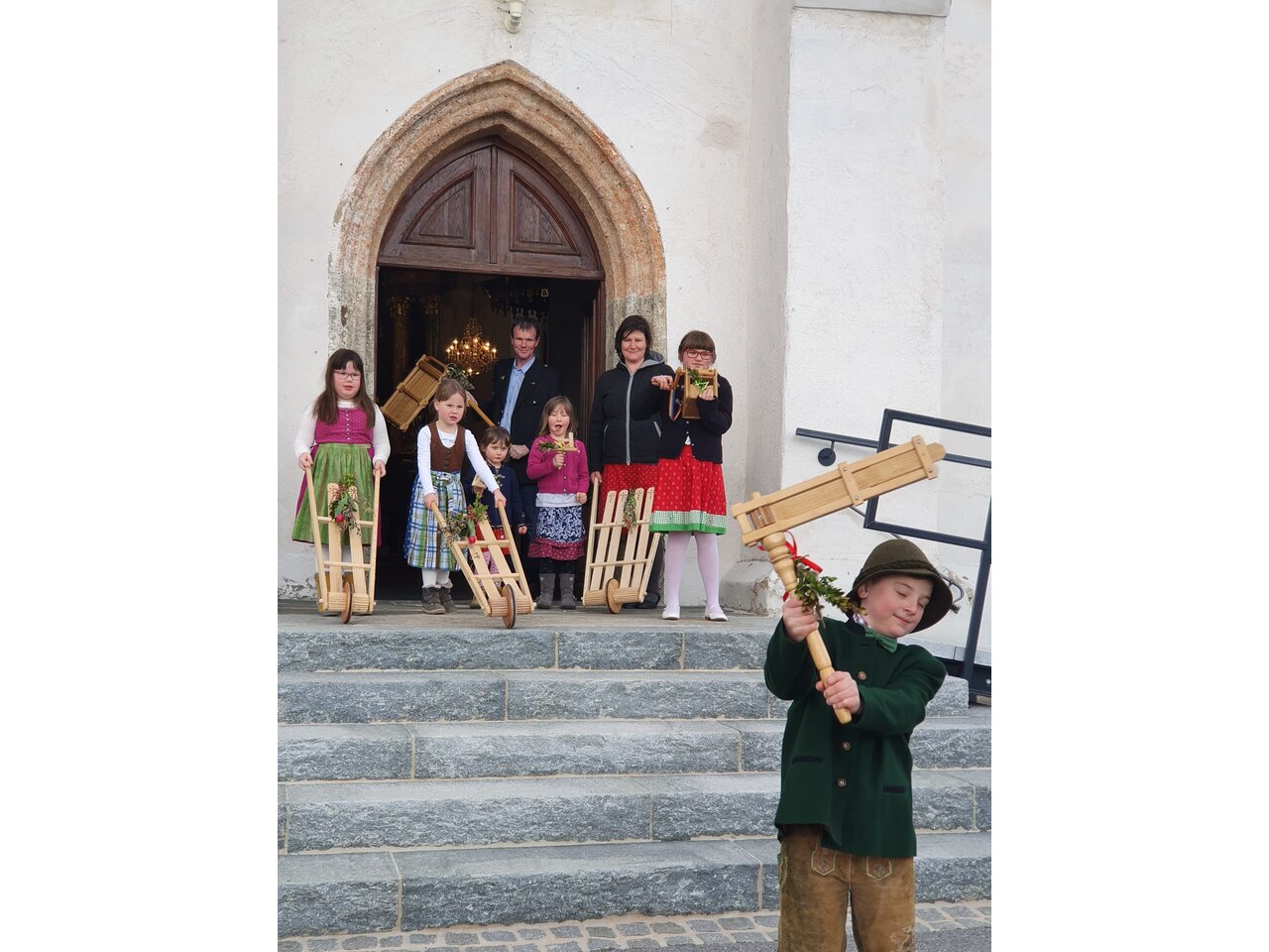 Zu Ostern ersetzt das Ratschen der Kinder die Kirchenglocken. 