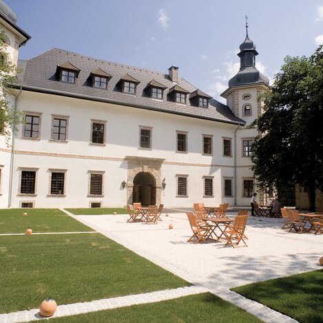Sonnenterrasse im Innenhof vom JUFA Hotel Schloss Röthelstein im Sommer | © JUFA