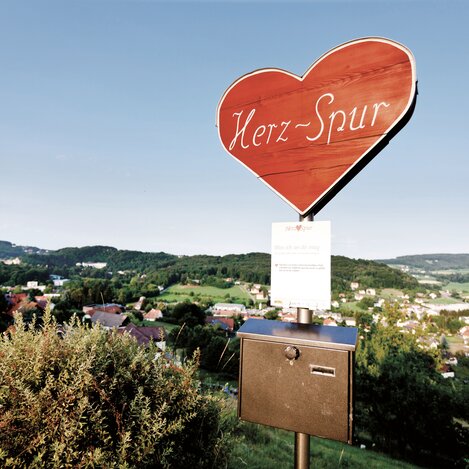 Die Herz-Spur in Bad Gleichenberg fordert dazu auf, sich spielerisch mit der eigenen Beziehung zu beschäftigen. | © Thermen- & Vulkanland | Werner Krug