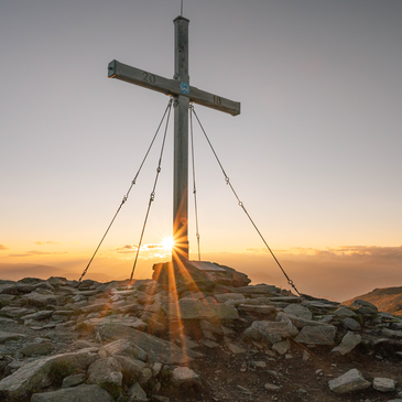Gipfelkreuz am Zirbitzkogel im Sonnenuntergang