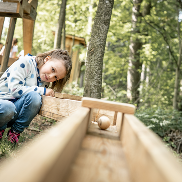 Holzkugelbahn im Waldpark