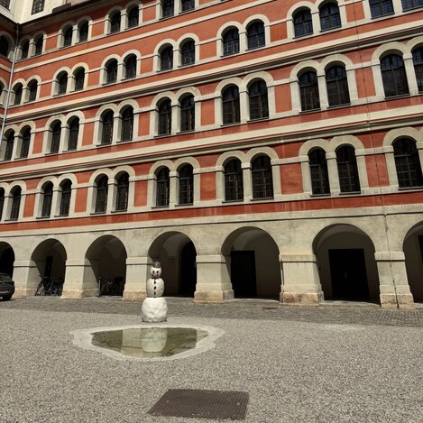 Der Schneemann im Hof des Priesterseminars | © STG | Franziska Resch