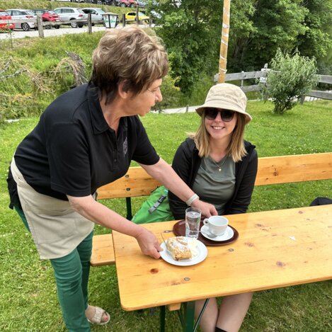 Inge bringt die Nachspeis am Hiaslegg | © STG | Bettina Hochreiner