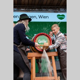 Skirennläuferinnen Nici Schmidhofer und Conny Hütter schwungvoll mit Brau Union Verkaufsdirektor Bernhard Mitteröcker und WKO-Spartenobmann Johann Spreitzhofer beim Bieranstich.  | © STG | Jürgen Hammerschmid