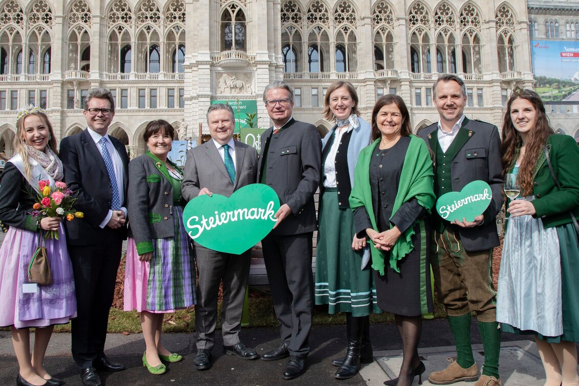 Narzissenkönigin Lisa, Bildungsminister Martin Polaschek, Landtags-präsidentin Manuela Khom, Bürgermeister Michael Ludwig, Landeshauptmann Christopher Drexler, Landesrätin Barbara Eibinger-Miedl, Soziallandesrätin Doris Kampus, Michael Feiertag (GF Steiermark Tourismus und Standortmarketing), Weinhoheit Katrin mit großem Herz für Wien.  | © STG | Jürgen Hammerschmid