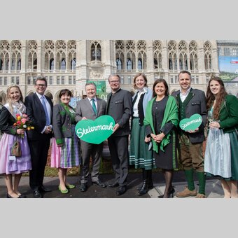 Narzissenkönigin Lisa, Bildungsminister Martin Polaschek, Landtags-präsidentin Manuela Khom, Bürgermeister Michael Ludwig, Landeshauptmann Christopher Drexler, Landesrätin Barbara Eibinger-Miedl, Soziallandesrätin Doris Kampus, Michael Feiertag (GF Steiermark Tourismus und Standortmarketing), Weinhoheit Katrin mit großem Herz für Wien.  | © STG | Jürgen Hammerschmid