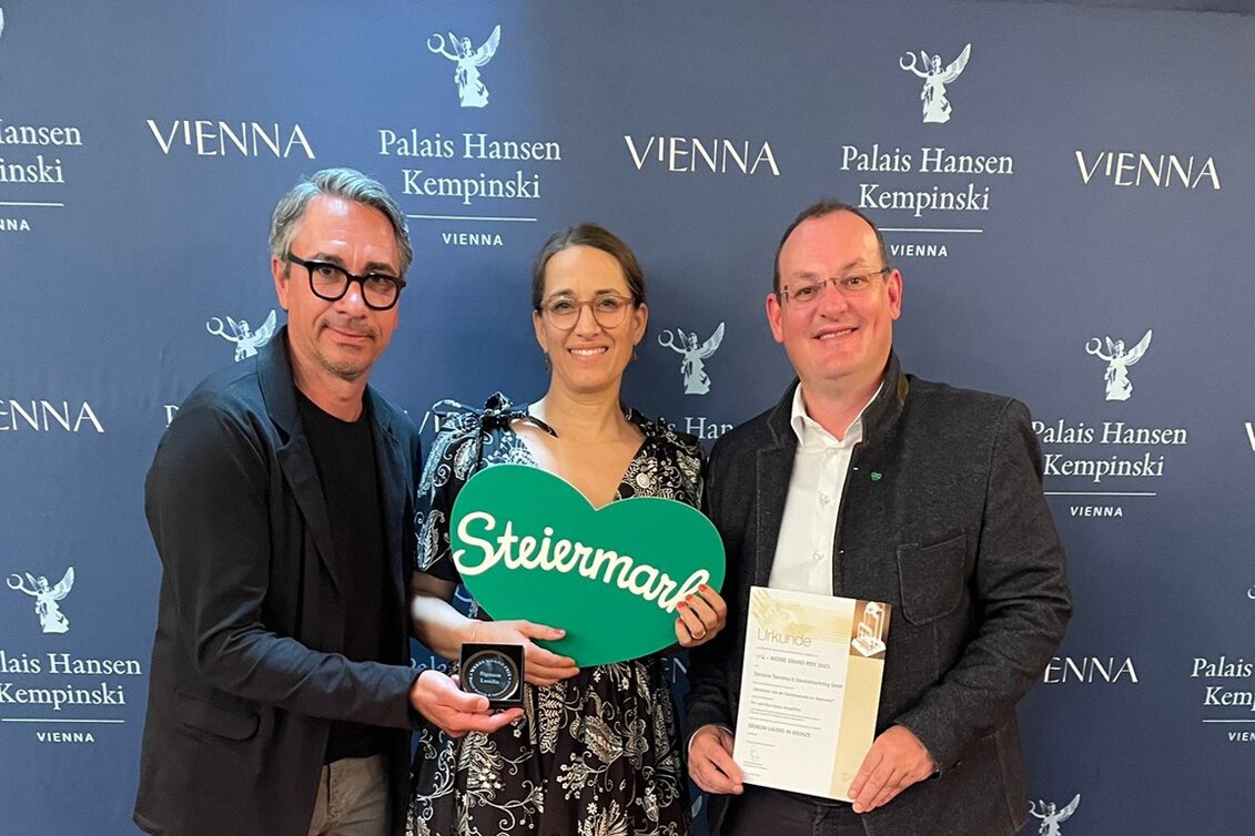 Von links: Mario Strasser und Mimi Boyer (Geschäftsführer und Grafikerin Agentur saintstephens) und Markus Leitner (Leiter Bereich Tourismus bei der Steirischen Tourismus und Standortmarketing GmbH).  | © T.A.I.  | © © T.A.I. 
