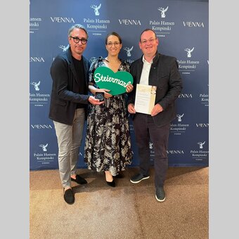 Von links: Mario Strasser und Mimi Boyer (Geschäftsführer und Grafikerin Agentur saintstephens) und Markus Leitner (Leiter Bereich Tourismus bei der Steirischen Tourismus und Standortmarketing GmbH).  | © © T.A.I. 