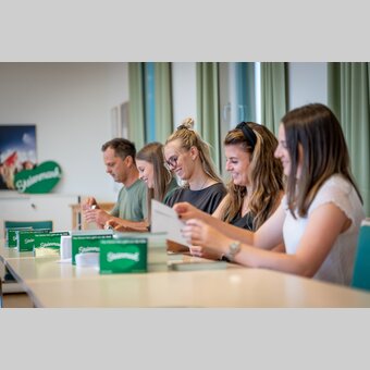 Täglich werden bis zu 450 Grüne Herzen pro Tag bei der STG verschickt.  | © STG | Jesse Streibl