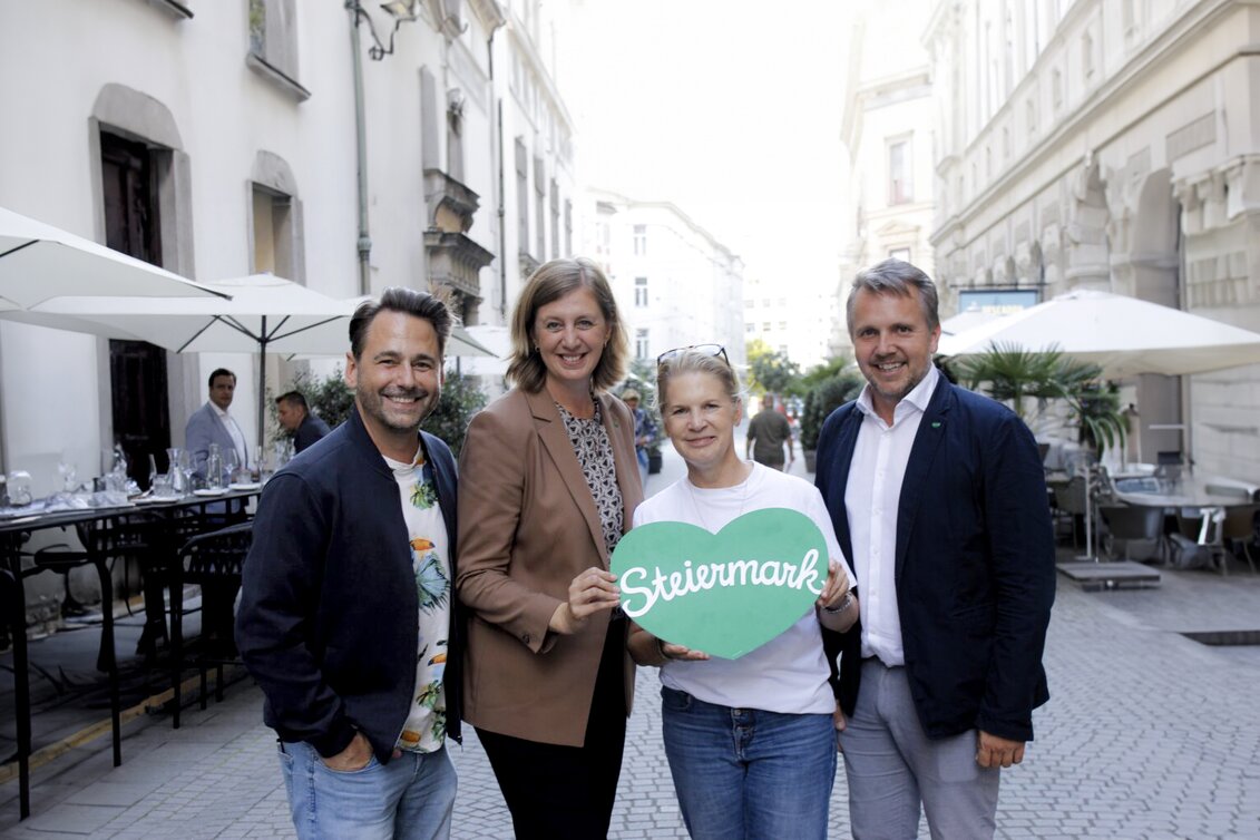 Tourismuslandesrätin Barbara Eibinger-Miedl begrüßt Starköchin Cornelia Poletto herzlich in der Steiermark.  Von links: Dennis Wilms, Landesrätin Barbara Eibinger-Miedl, Cornelia Poletto und Michael Feiertag (GF Steirische Tourismus & Standortmarketing GmbH).  | © STG | Elisabeth Perl | Elisabeth Perl | © STG | Elisabeth Perl