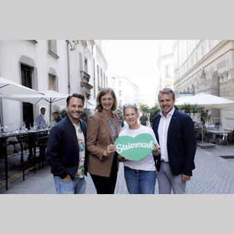 Tourismuslandesrätin Barbara Eibinger-Miedl begrüßt Starköchin Cornelia Poletto herzlich in der Steiermark.  Von links: Dennis Wilms, Landesrätin Barbara Eibinger-Miedl, Cornelia Poletto und Michael Feiertag (GF Steirische Tourismus & Standortmarketing GmbH).  | Elisabeth Perl | © STG | Elisabeth Perl