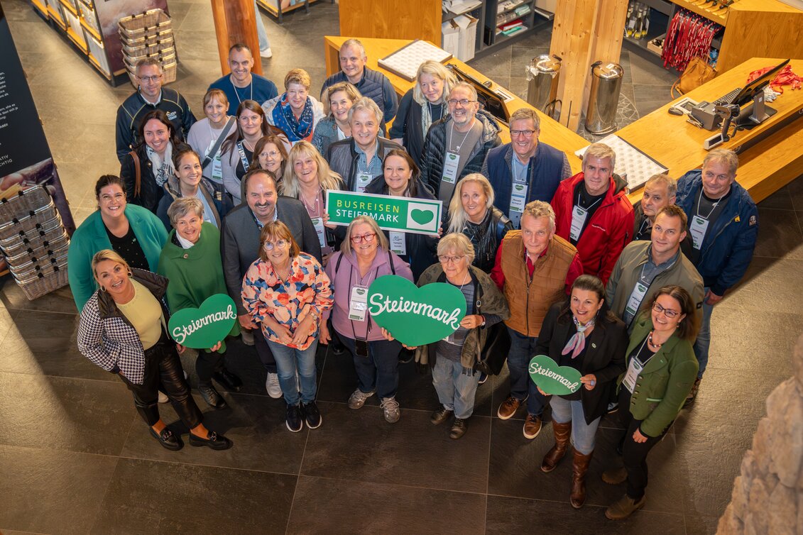 Johann Lafer (2. Reihe 3 v l) mit daneben links Gabriele Grandl (Busreisen Steiermark) und Belinda Schagerl-Poandl (Steiermark Tourismus und Standortmarketing) samt den Teilnehmern der Studien-Reise in der Manufaktur Gölles in Riegersburg. | © Busreisen Steiermark | Jaden Gynes  | © Busreisen Steiermark | Jaden Gynes 