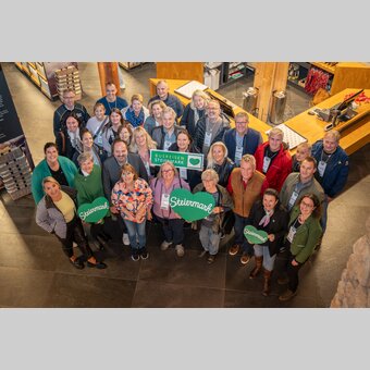Johann Lafer (2. Reihe 3 v l) mit daneben links Gabriele Grandl (Busreisen Steiermark) und Belinda Schagerl-Poandl (Steiermark Tourismus und Standortmarketing) samt den Teilnehmern der Studien-Reise in der Manufaktur Gölles in Riegersburg. | © Busreisen Steiermark | Jaden Gynes 