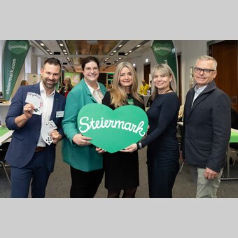 Magier Christoph Kulmer (Magic Entertainment), Belinda Schagerl-Poandl (Teamleitung Steiermark Tourismus), Andrea Sajben (Leiterin Steiermark Convention) Sonia Gruber (Stv. Leitung Congress + Event, MCG Graz) und Alexander Götz (Leitung Congress + Event, MCG Graz) v.l.n.r.  | Harry Schiffer Photodesign | © Steiermark Convention | Harry Schiffer