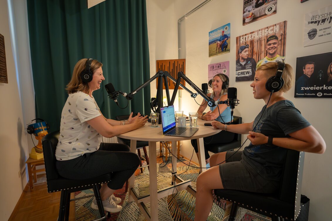 Landesrätin Barbara Eibinger-Miedl als Gesprächspartnerin beim Podcast von Conny Hütter (Mi) und Nici Schmidhofer (rechts). | © STG | Jaden Gynes