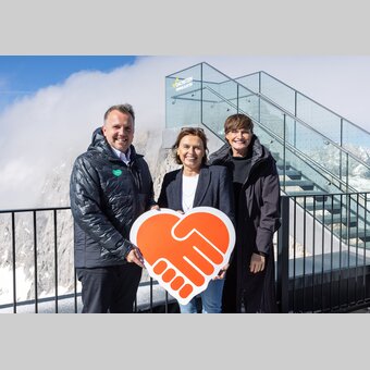 3 Personen Terrasse/Himmelsleiter von links: Michael Feiertag (GF STG), Staatssekretärin Susanne Kraus-Winkler, Astrid Steharnig-Staudinger (GF ÖW) | Photographer: Harald Steiner | © STG | Harald Steiner