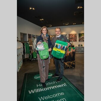 Tourismuslandesrätin Barbara Eibinger Miedl und STG-GF Michael Feiertag eröffnen den neuen Steiermark-Shop mit einer erfolgreichen Bilanz 2024. | © STG | Jesse Streibl