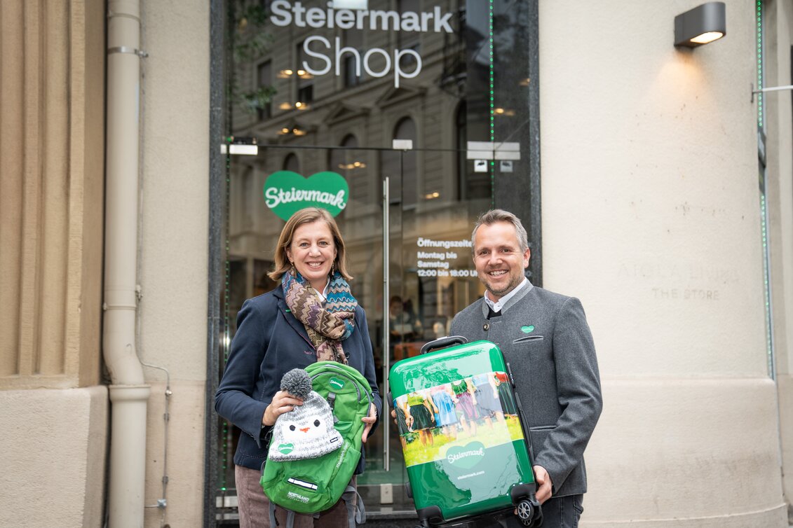 Tourismuslandesrätin Barbara Eibinger Miedl und STG-GF Michael Feiertag eröffnen den neuen Steiermark-Shop mit einer erfolgreichen Bilanz 2024. | © STG | Jesse Streibl