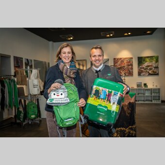 Tourismuslandesrätin Barbara Eibinger Miedl und STG-GF Michael Feiertag eröffnen den neuen Steiermark-Shop mit einer erfolgreichen Bilanz 2024. | © STG | Jesse Streibl