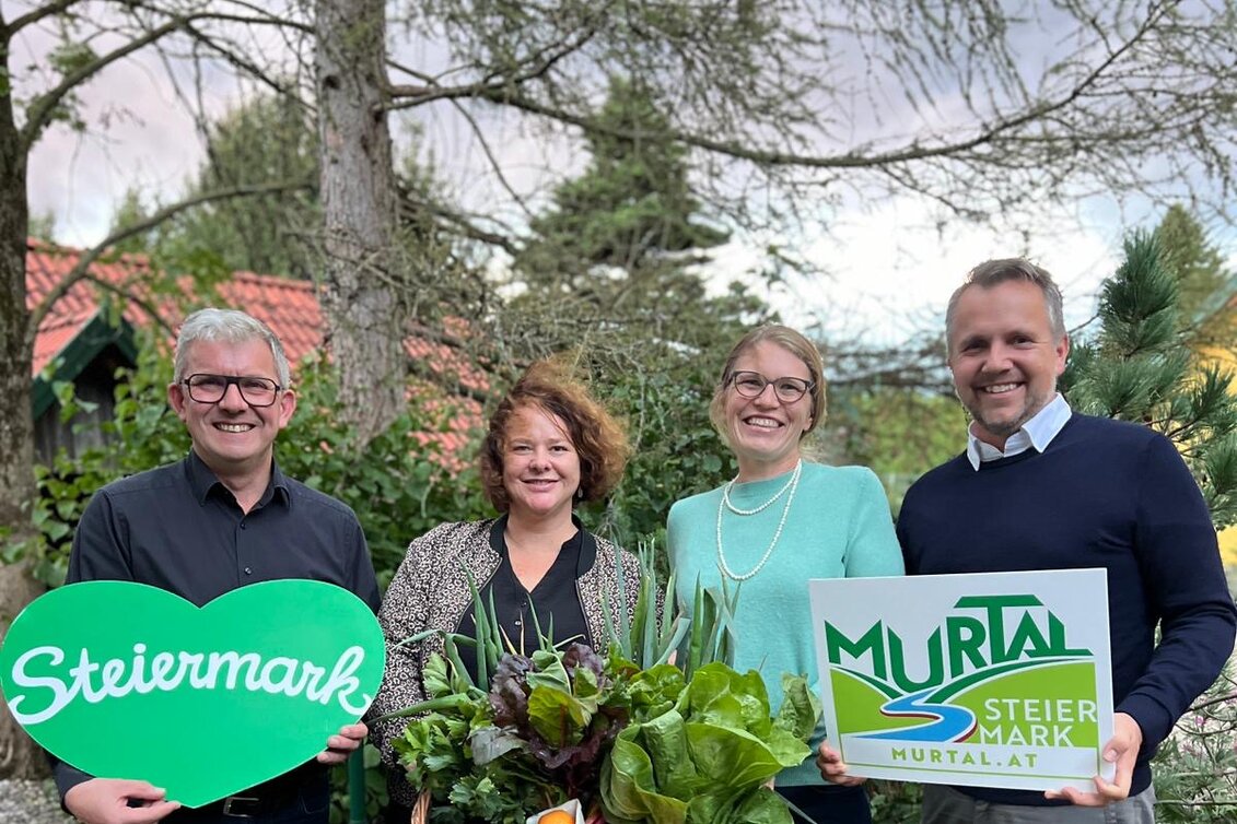 Michael Ranzmeier-Hausleitner (Regionsvorsitzender), Nina Neuner und Martina Galler (von „beyond_Mosauf“) mit Michael Feiertag (GF STG). | © Erlebnisregion Murtal | © Erlebnisregion Murtal