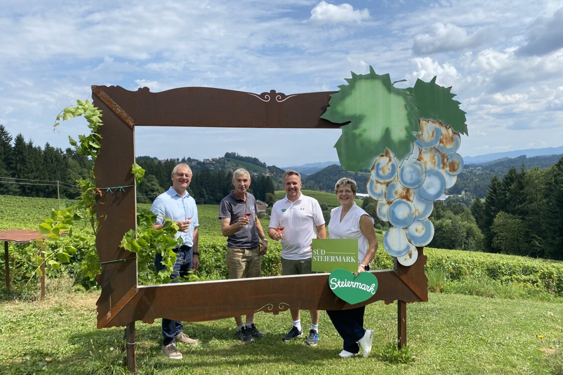 Herbert Germuth (Vorsitzender TV Südsteiermark), Johannes Jöbstl (Weingut Jöbstl), Michael Feiertag (GF STG) und Evelyn Schweinzger (GF TV Südsteiermark). | © Südsteiermark  | © © Südsteiermark 