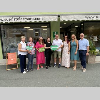 Evelyn Schweinzger (GF TV Südsteiermark) und Michael Feiertag (GF STG) mit dem Team des TV Südsteiermark  | © © Südsteiermark 