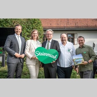 LR Karlheinz Kornhäusl, LR Barbara Eibinger-Miedl, Landeshauptmann Christopher Drexler, Botschafter mit Herz Johann Lafer und STG-Geschäftsführer Michael Feiertag tischen groß auf bei der 15. Grünen Nacht der STG.   | © STG | Jesse Streibl